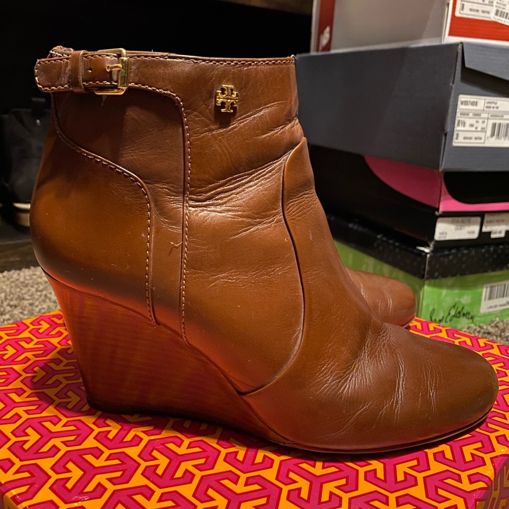 Beautiful TB wedge boots Sz 9